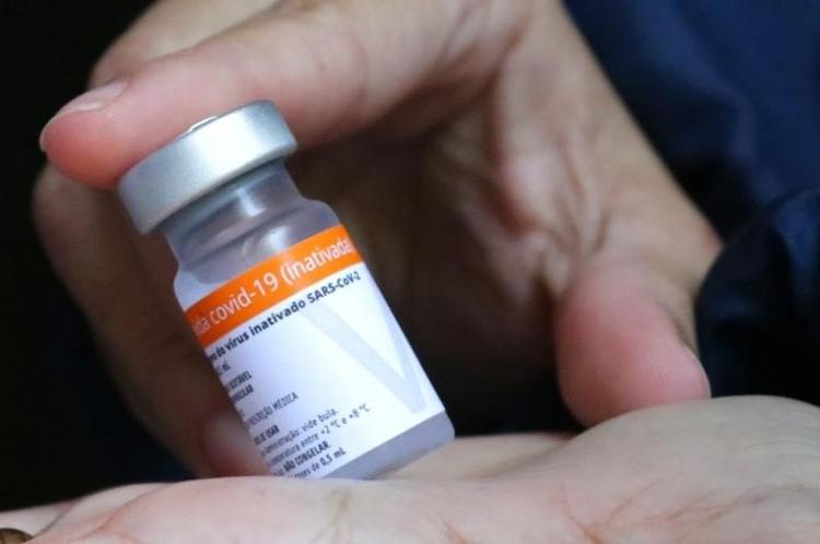 Saúde vai fazer estudo para avaliar eficácia da 3ª dose da CoronaVac