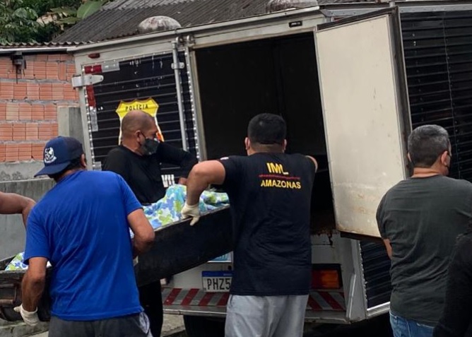 Homem com tornozeleira eletrônica é encontrado morto em quintal em Manaus