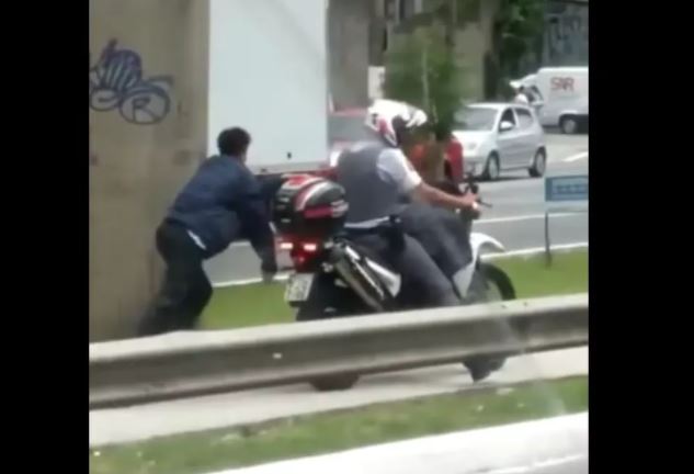 Vídeo: Homem é obrigado a correr algemado a moto da PM