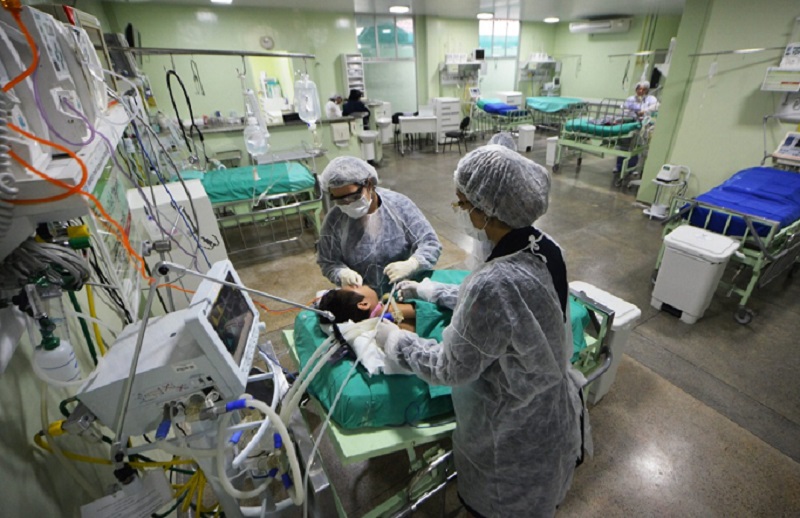 A cada 10 mortes de Covid, 3 são de jovens e adultos; taxa aumenta para 35%