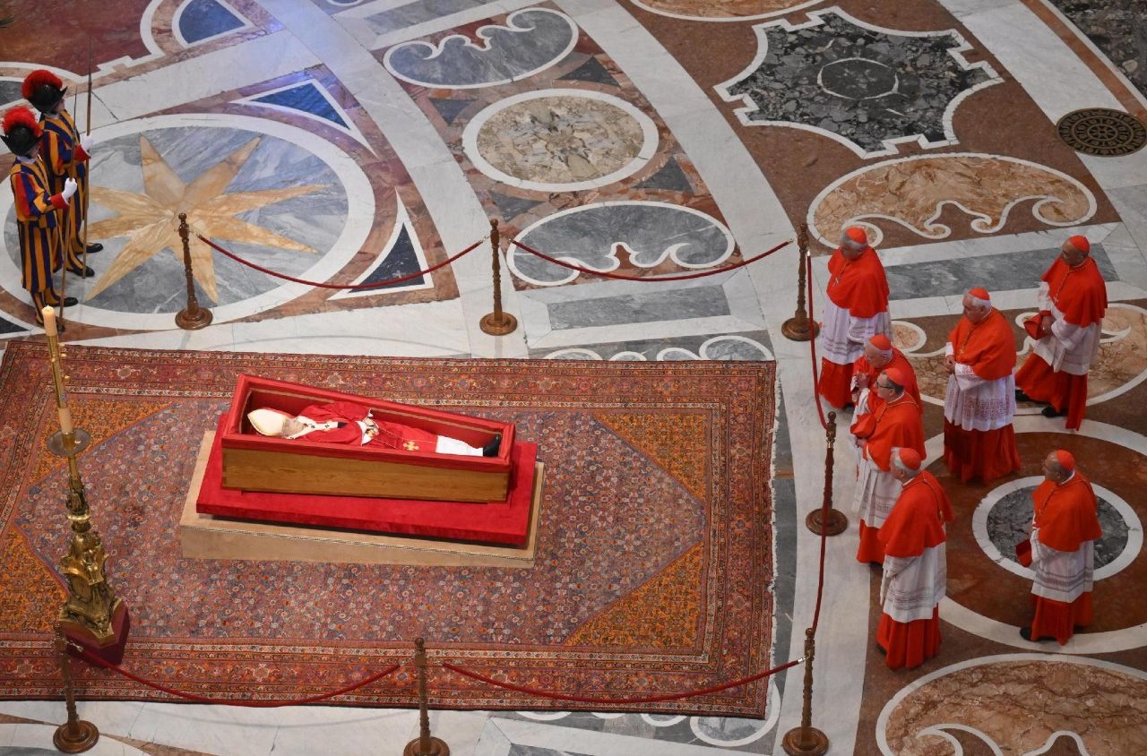 Fiéis se despedem do papa Francisco em velório aberto na Basílica de São Pedro