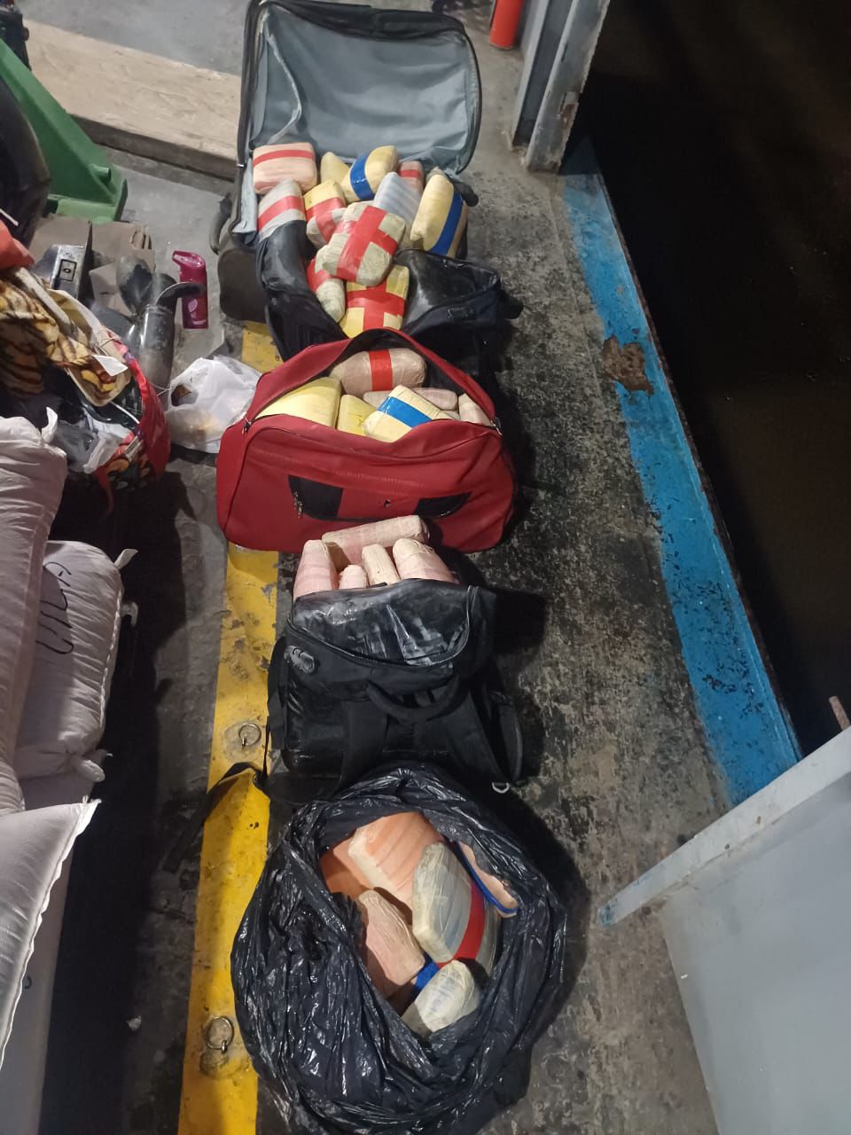 Passageira e tripulantes são presos suspeitos de esconder 90 kg de drogas em barco em Manaus