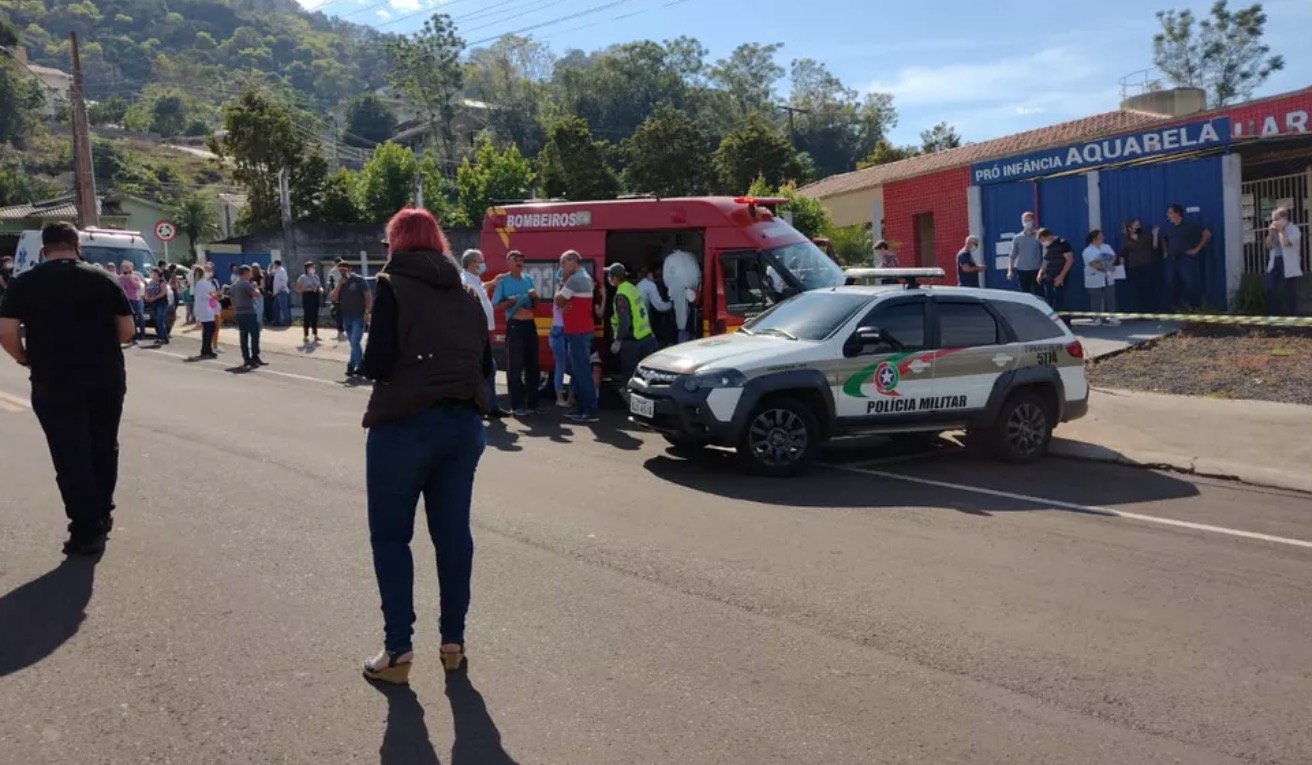 Três crianças e uma professora são mortas em atentado a creche em SC