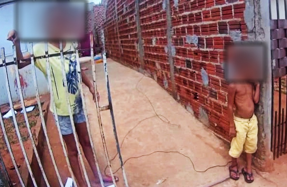 Com marcas de agressão, criança de 6 anos é encontrada amarrada em quintal