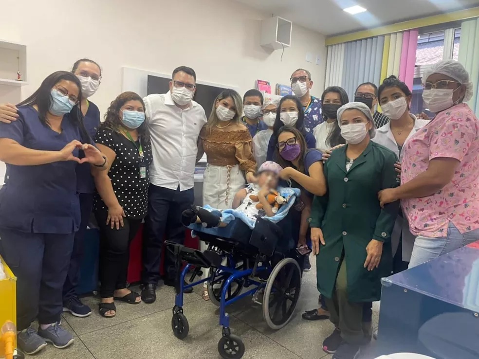 Criança torturada pelo pai e madrasta recebe alta após mais de 2 meses internada em Manaus