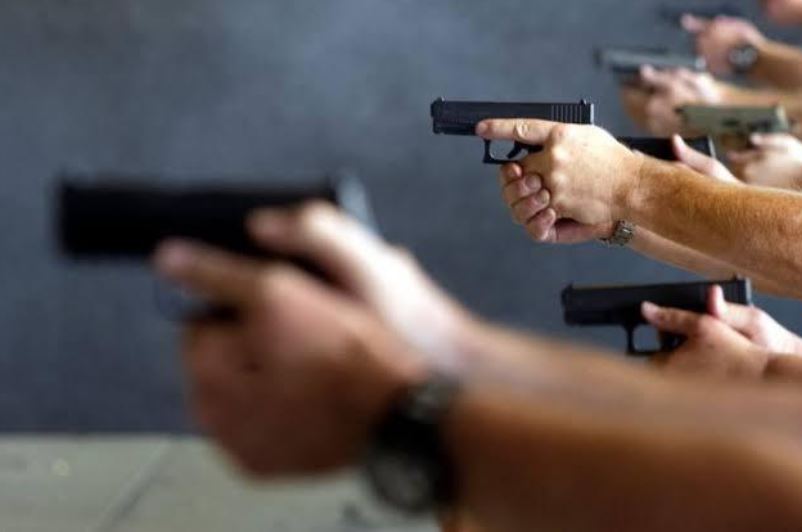 Criminosos invadem bar e atiram em jovem à queima-roupa em Manaus