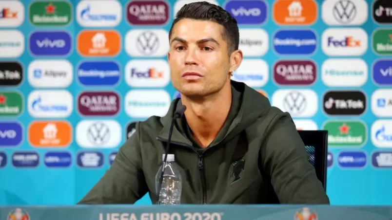 Cristiano Ronaldo recomenda beber água e faz Coca-Cola perder R$ 13 bilhões