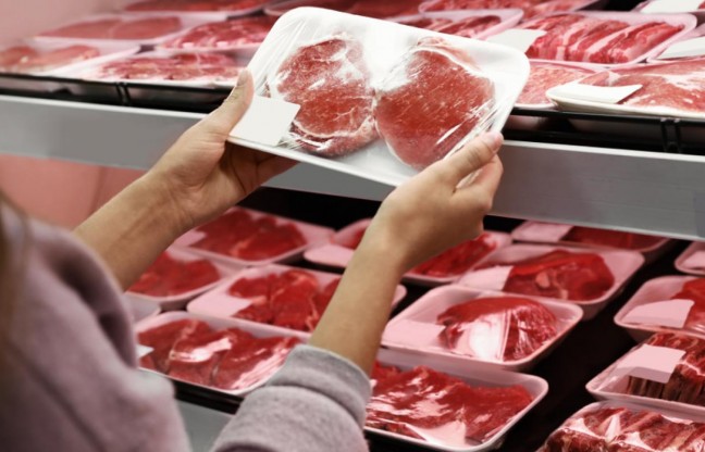Mercado faz cliente pagar carne no caixa e depois voltar pra pegar produto no açougue