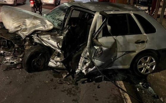 Quatro pessoas ficam feridas após carro ficar destruído em grave acidente em Manaus