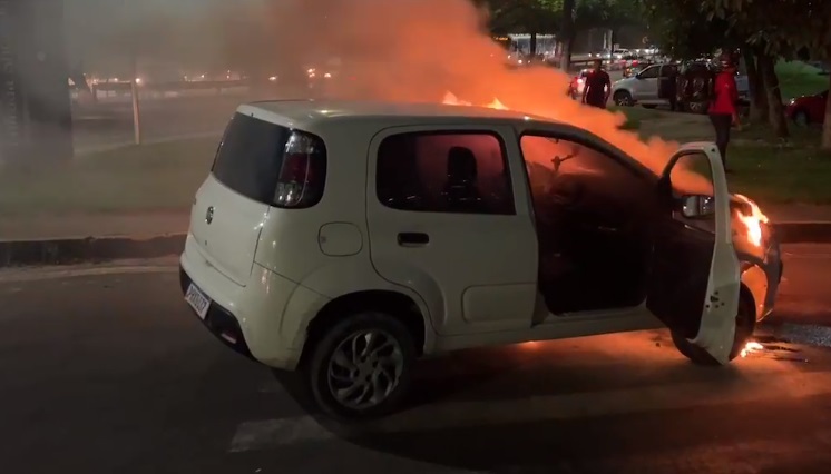 Carro fica destruído ao pegar fogo em avenida de Manaus; vídeo