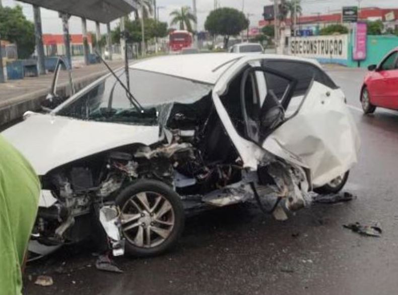 Motorista fica ferido após carro se despedaçar em acidente na Cidade Nova