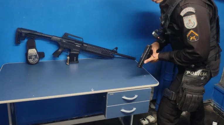 Polícia apreende fuzil dentro de mala de passageira em rodoviária