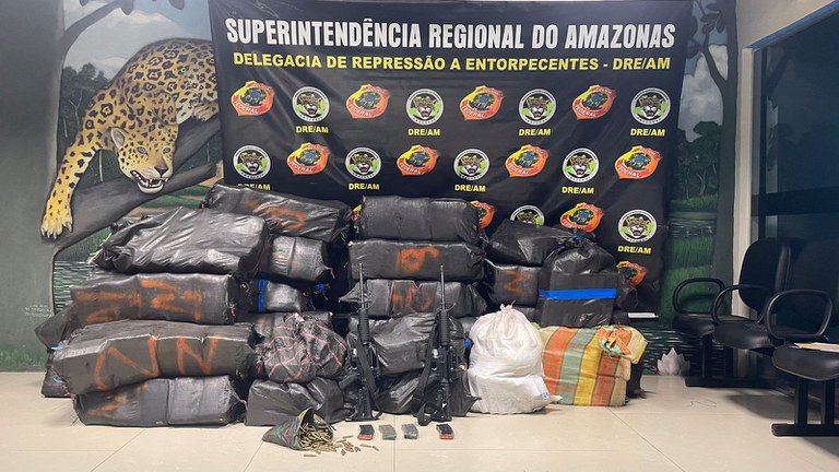 Operação da PF e polícia do Peru apreende fuzis e 900 kg de drogas em Codajás