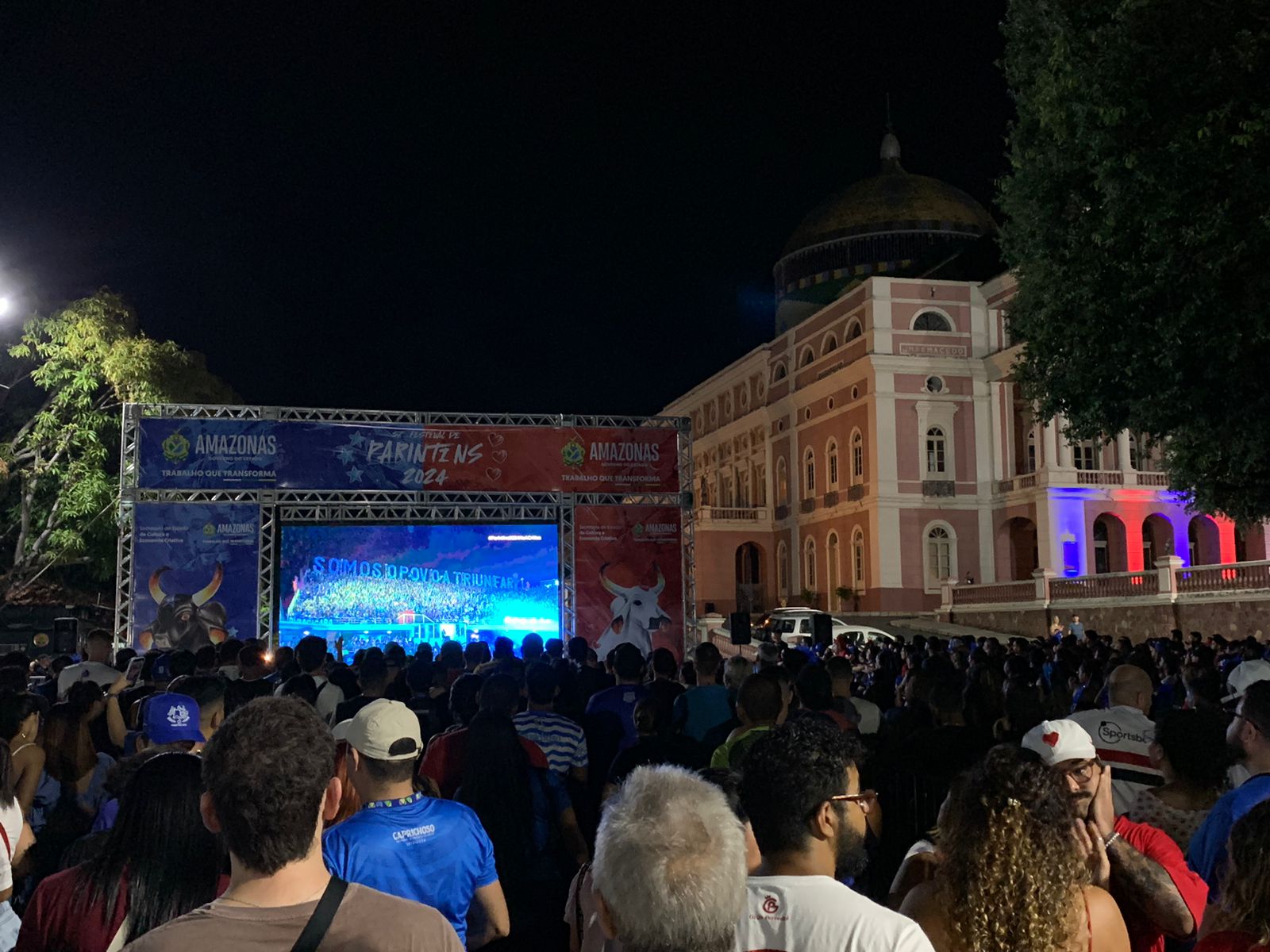 Torcedores Azul e Branco lotam Largo São Sebastião para acompanhar Festival em Manaus