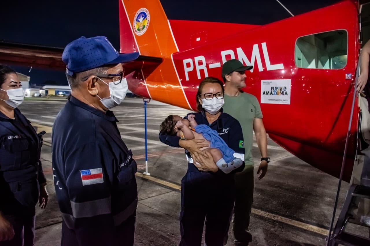 Bebês de Rondônia são transferidos em avião para atendimento médico no Amazonas