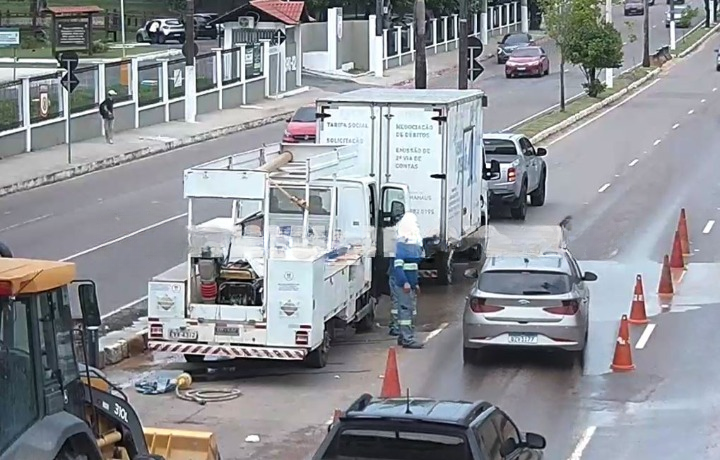 Bairros ficam sem água em Manaus após vazamento em avenida 