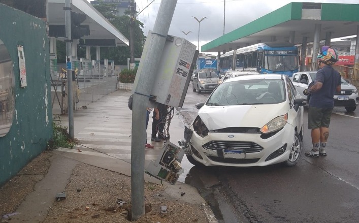 Motorista será processado após quebrar semáforo em acidente na Avenida Constantino Nery