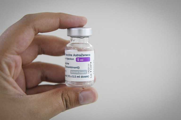 Produção e distribuição da vacina da AstraZeneca contra Covid são encerradas em todo o mundo