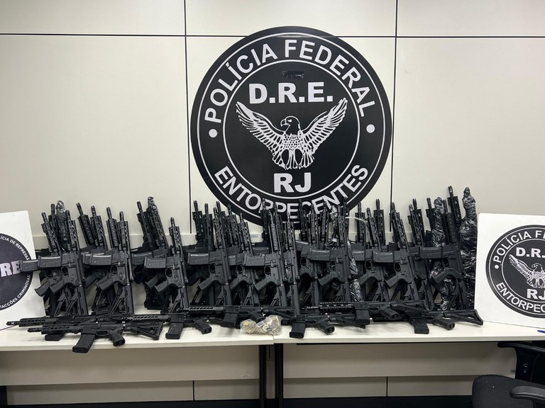 Trio é preso pela PF com 47 fuzis escondidos em mansão e carros de luxo