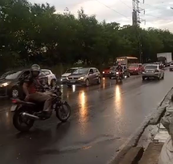 Acidente com caminhão causa congestionamento quilométrico em avenidas de Manaus
