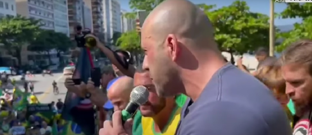 Em ato a favor de Bolsonaro, Daniel Silveira diz que sua prisão foi inconstitucional 