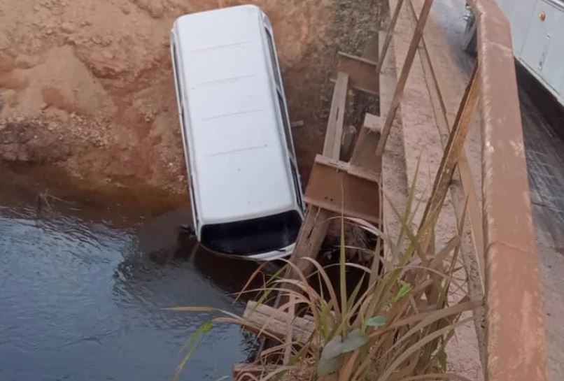 Carro cai no rio ao tentar atravessar ponte no Amazonas