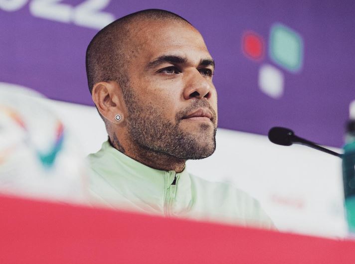 Daniel Alves é convocado para comparecer em tribunal de Barcelona, diz jornal