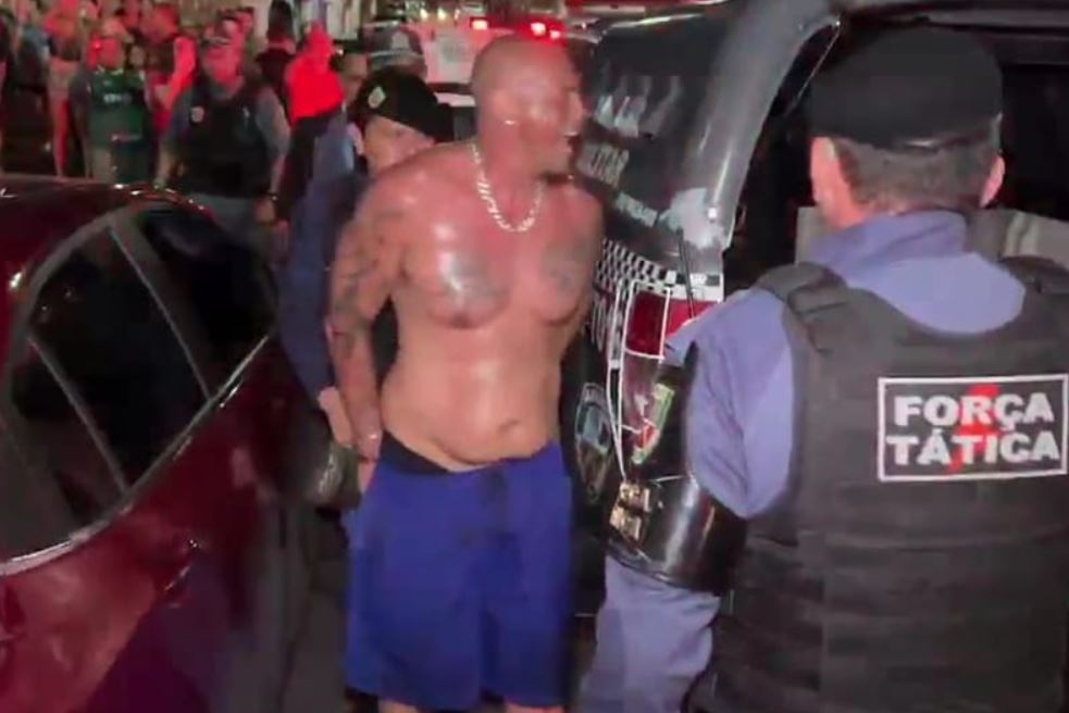 Homem que invadiu igreja e ameaçou matar fiéis é ex-sargento dos Bombeiros