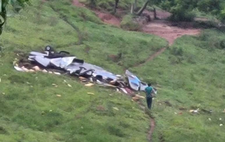 Duas pessoas morrem após avião se despedaçar no ar em Minas Gerais