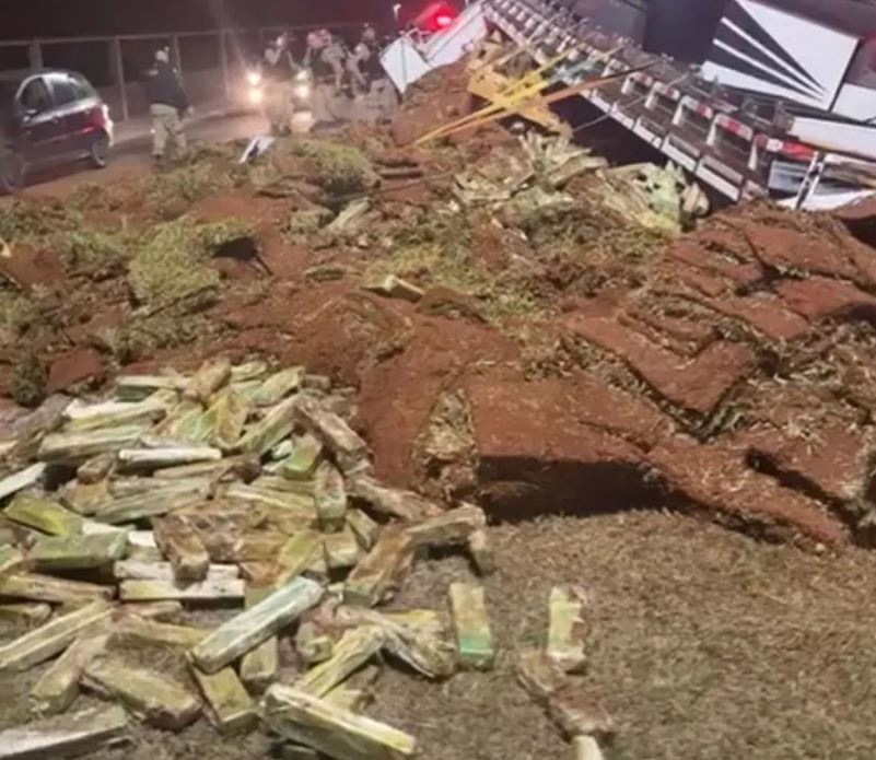 Caminhão com 1 tonelada de maconha tomba na frente de Batalhão da PM