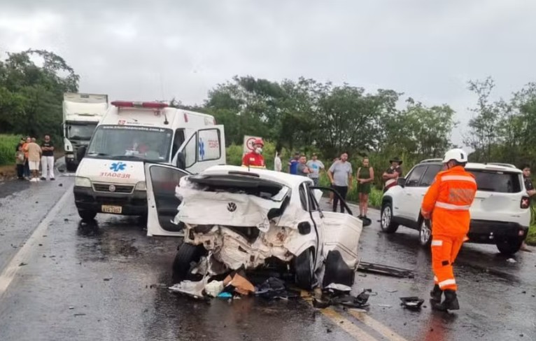 Mãe e filho morrem em acidente entre quatro veículos na BR-153