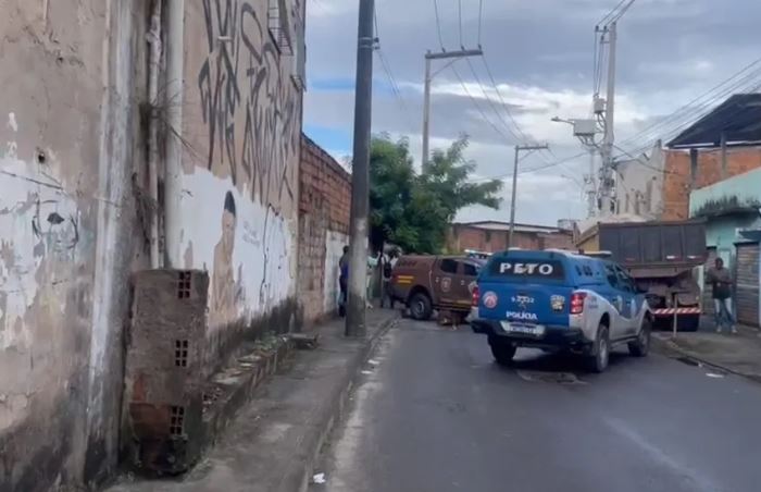 Suspeito de matar ex-esposa invade casa durante fuga e faz família refém