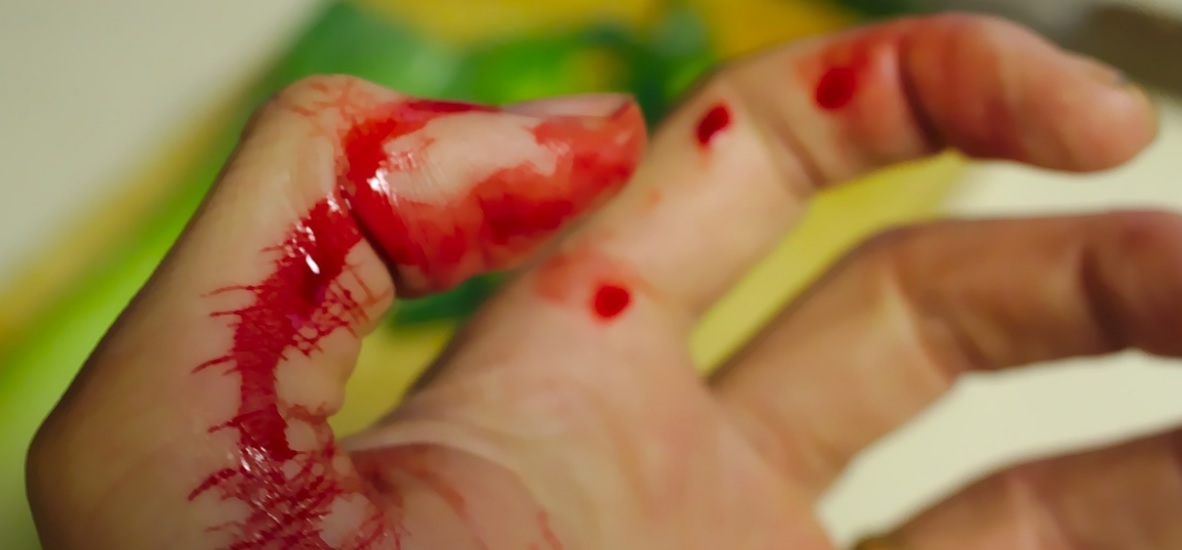 Enfermeira propõe 'sexo diferente', amarra namorado e o esfaqueia várias vezes