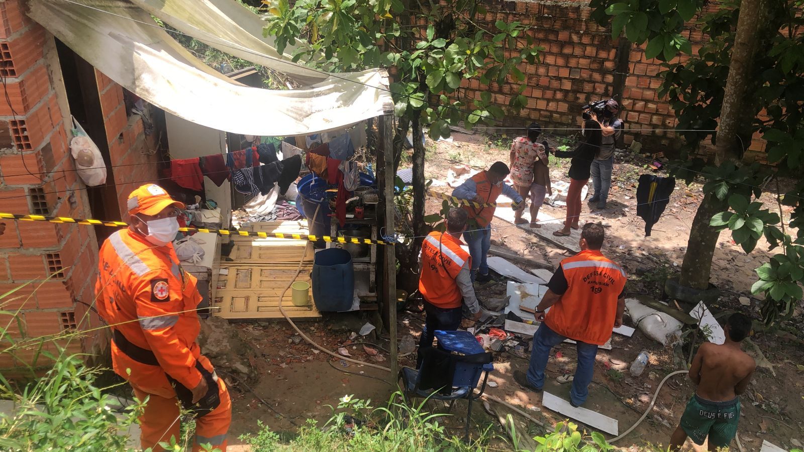 Barranco desaba e derruba parede de casa em Manaus; 12 famílias foram afetadas