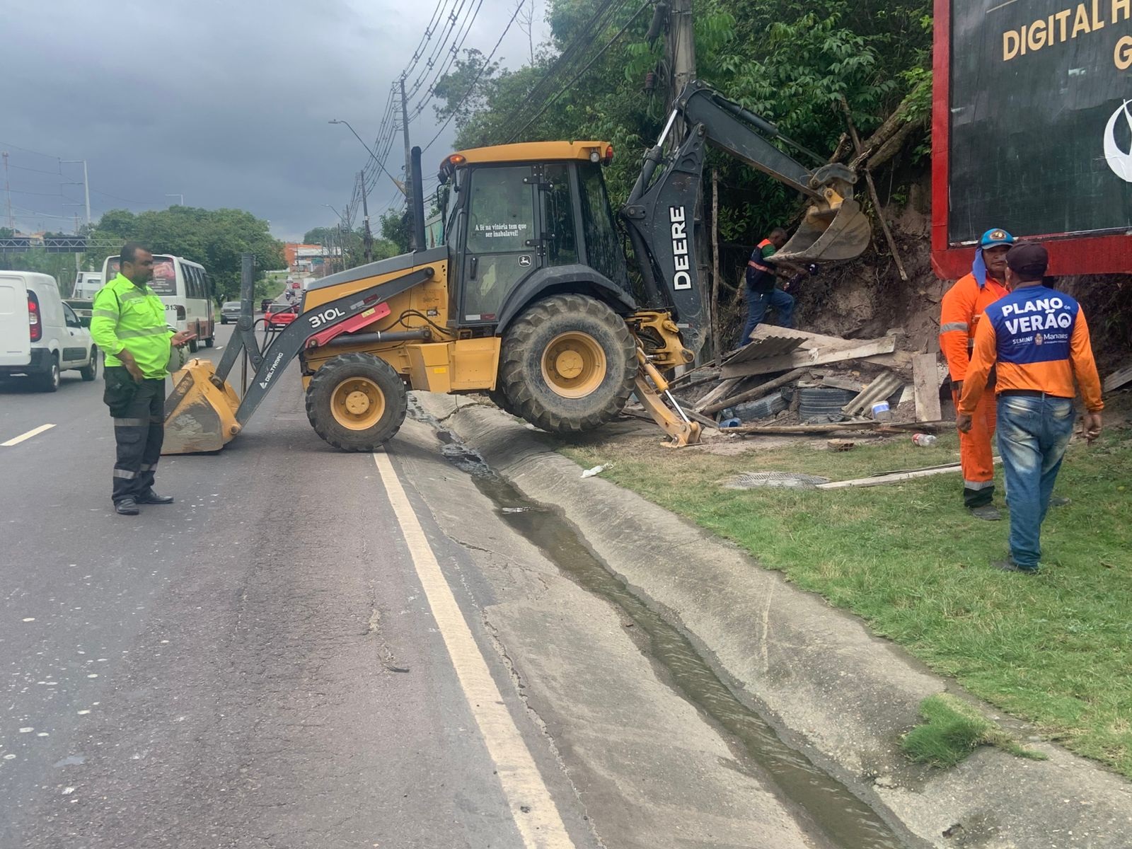 Borracharia clandestina é derrubada para evitar desastre em Manaus