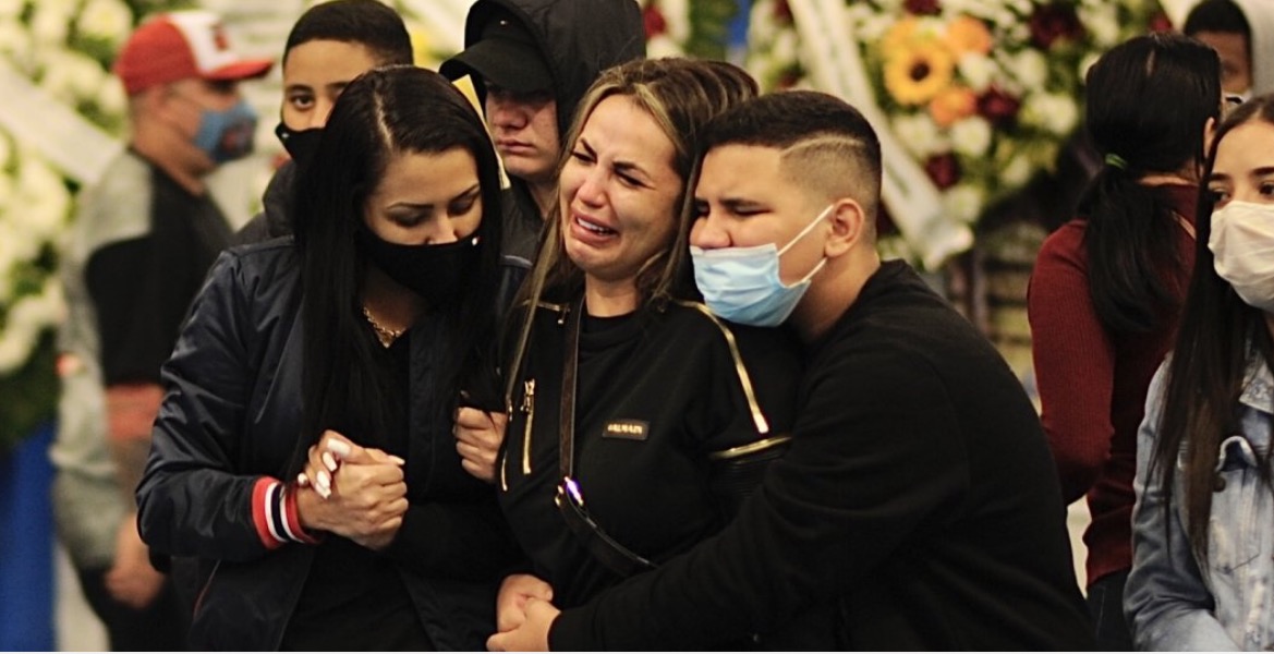 Viúva de MC Kevin diz que dormia na hora do acidente e critica sanguessugas