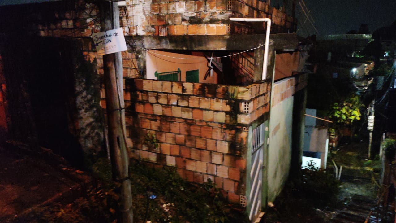 Homem de 53 anos morre soterrado por muro durante forte chuva em Manaus