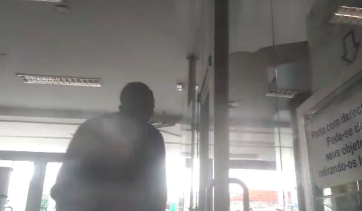 Cliente se irrita ao ser barrado em porta giratória de banco e fica nu