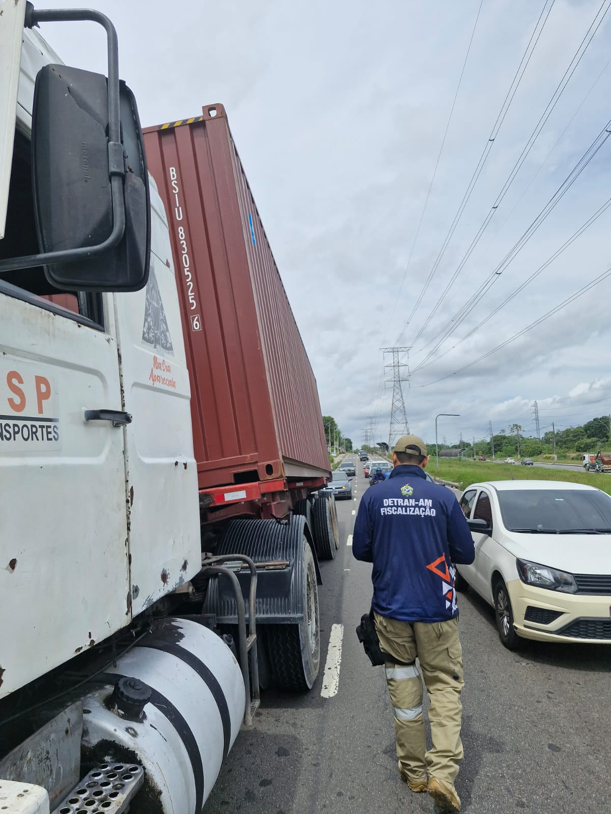 Detran-AM flagra caminhão com container prestes a tombar 