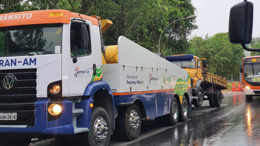 Carretas são apreendidas e 25 motoristas autuados durante fiscalização em Manaus