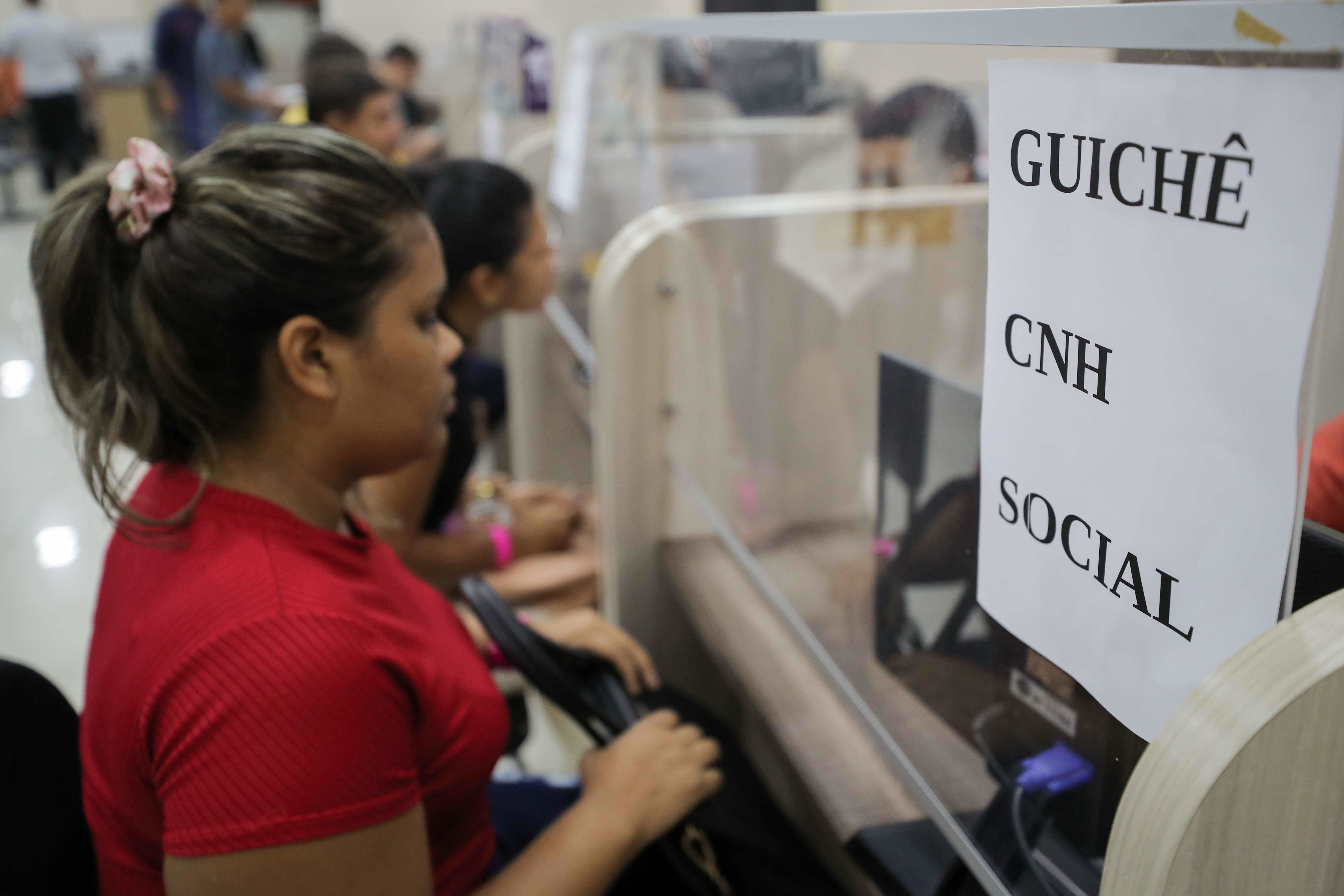 Detran divulga lista de autoescolas para contemplados na 'CNH Social' em Manaus