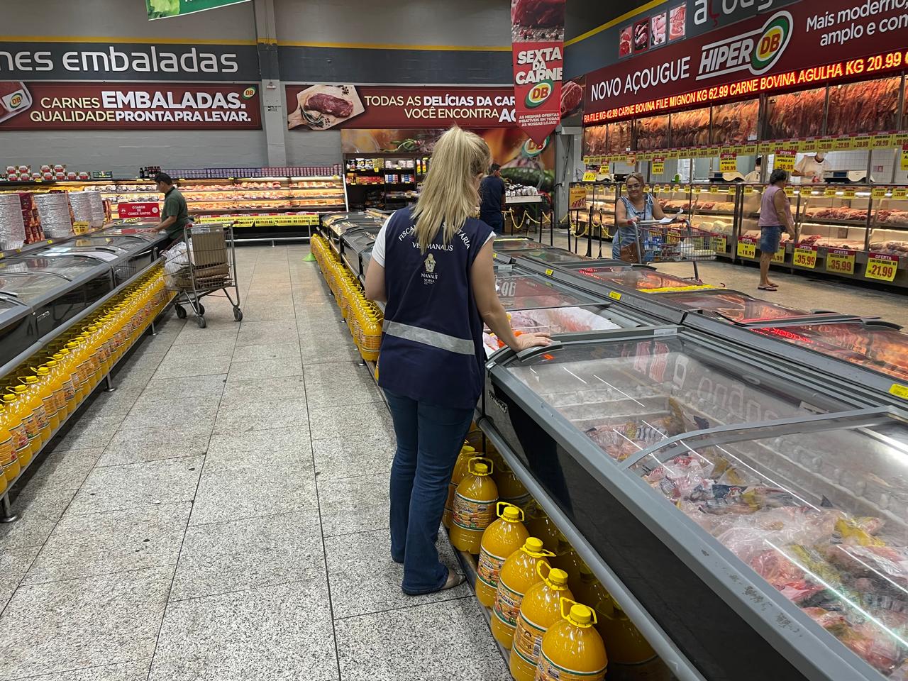 Comércios de Manaus são autuados por vender alimentos impróprios para consumo