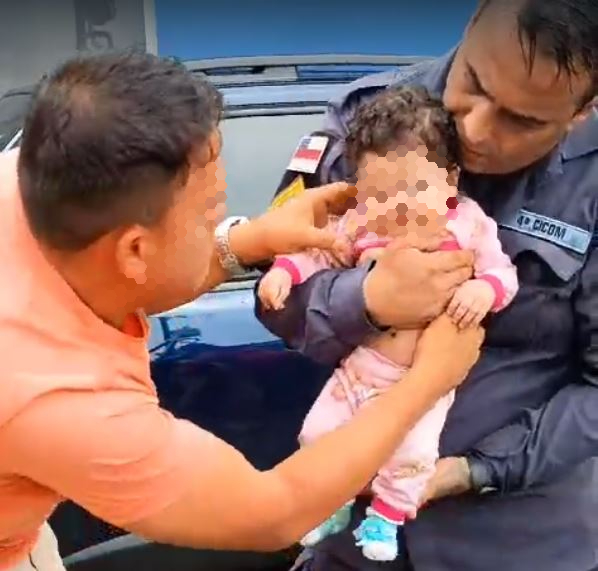 Bebê de 2 meses se engasga com leite materno e é salva por PMs no Grande Vitória