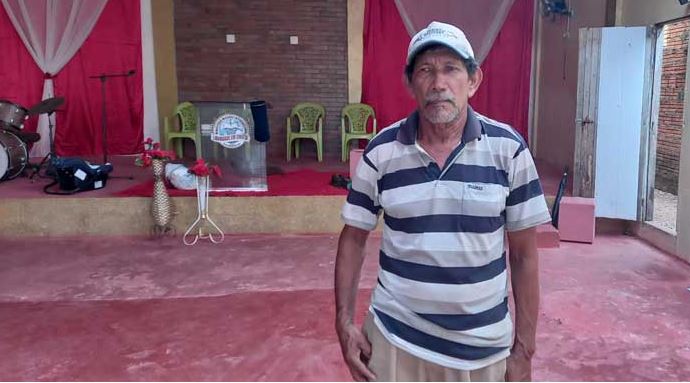 Homem morre na frente do altar após cair do telhado de igreja