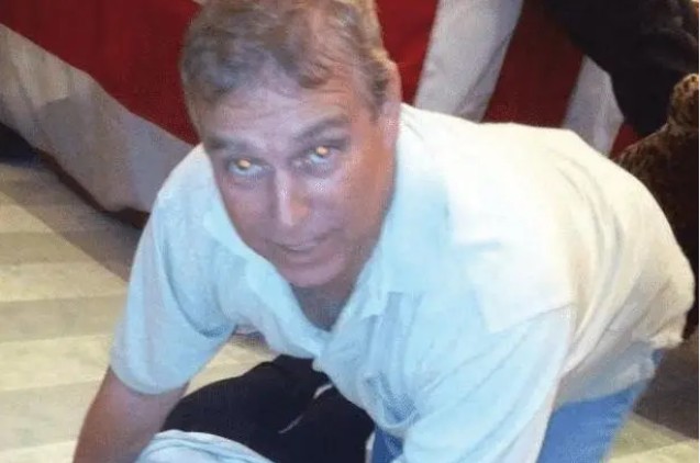 Ex-príncipe Andrew é preso na Inglaterra por envolvimento no caso Epstein