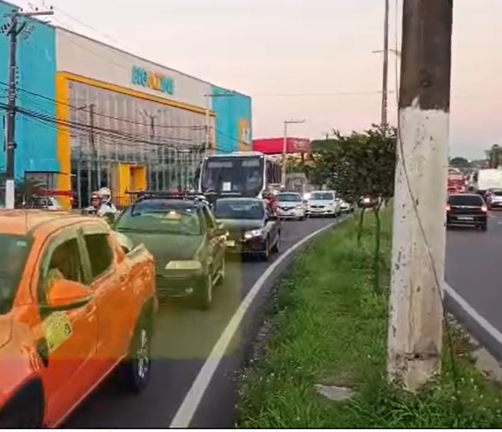 Acidente com queda de poste deixa trânsito caótico e 3 bairros sem energia