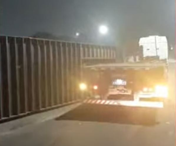Contêiner despenca de carreta e deixa trânsito caótico em avenida de Manaus