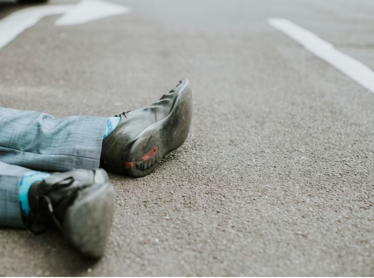 Baleado, homem é encontrado agonizando no meio da rua em Manaus