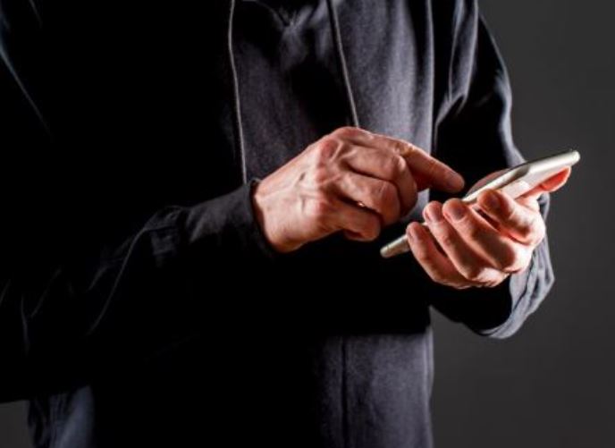 Assaltante quase é linchado após ser pego com telefone roubado em Manaus 