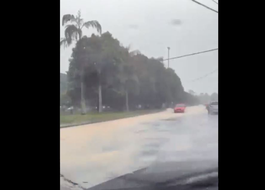 Chuva transborda igarapés e alaga ruas em Manaus